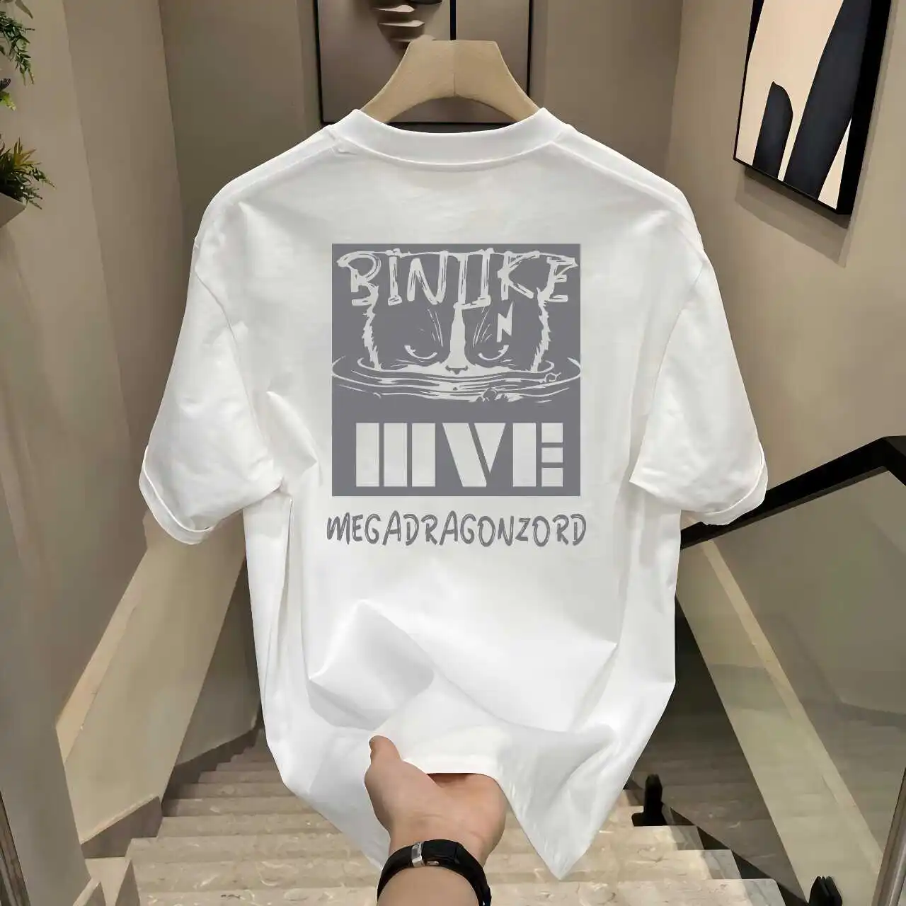 Мужская футболка с короткими рукавами и принтом из чистого хлопка, свободная и универсальная, модная брендовая футболка с половиной рукавов с маленьким воротником
Мужская футболка с короткими рукавами и принтом из чистого хлопка, свободная и универсальная, модная брендовая футболка с половиной рукавов с маленьким воротником