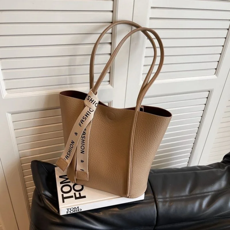 Модная женская большая сумка из кожи премиум-класса с известным дизайнерским стилем
Модная женская большая сумка из кожи премиум-класса с известным дизайнерским стилем 