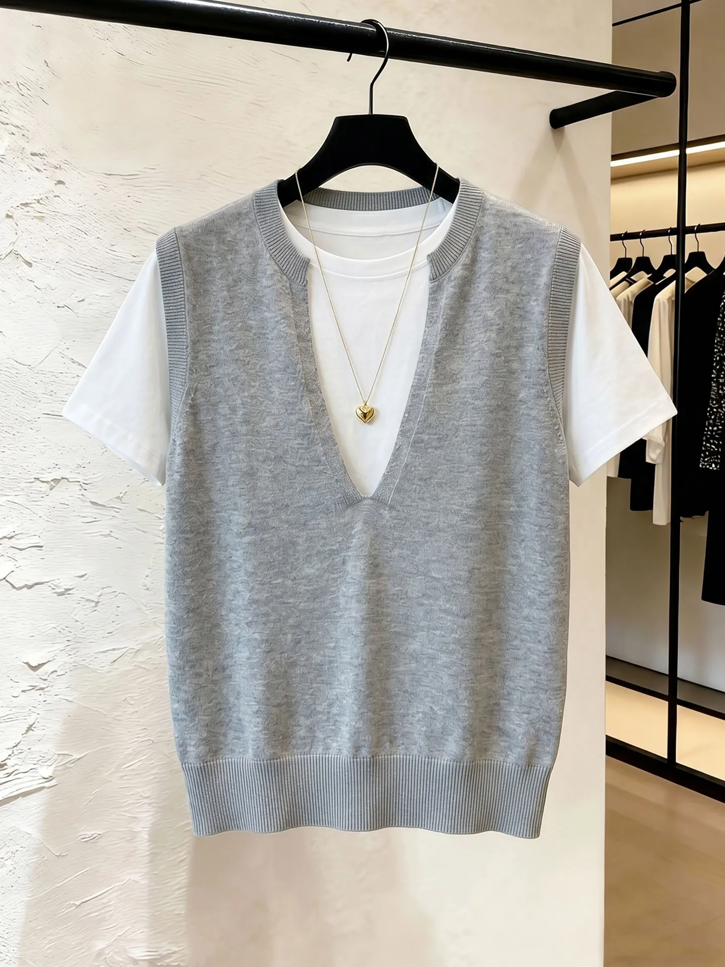 Summer Knitted Short Sleeve Color Block Design Sense Lazy Style Fashionable Age Reduction Top Women's plus Size Inner Wear
Summer Knitted Short Sleeve Color Block Design Sense Lazy Style Fashionable Age Reduction Top Women's plus Size Inner Wear