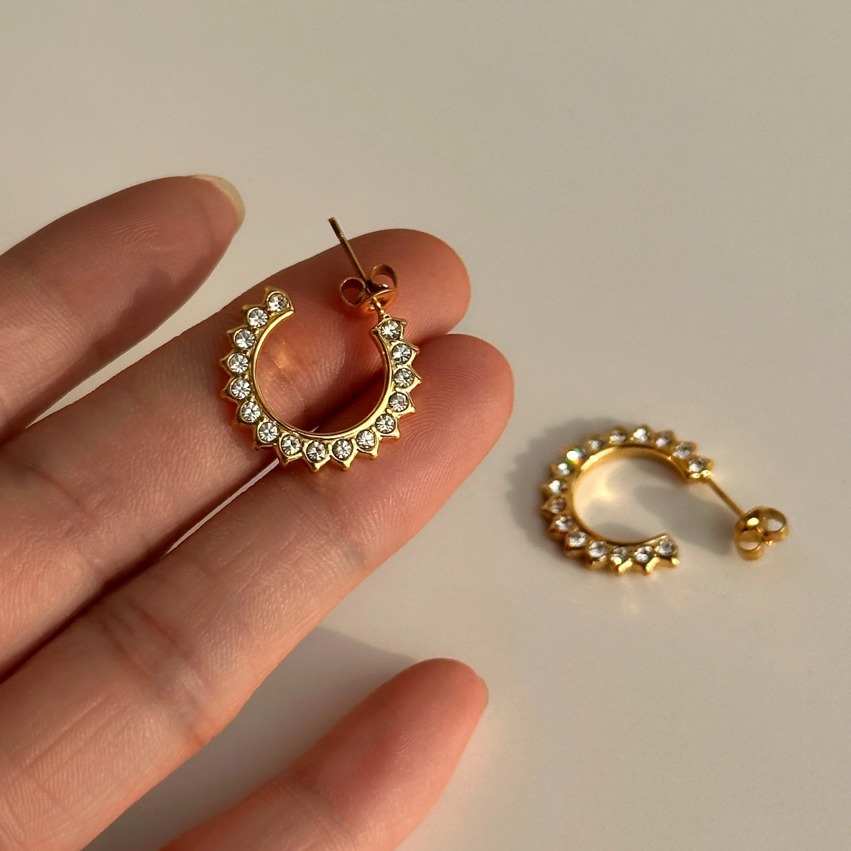 DASEIN 2025 New 18k Gold Plated Vintage 5a Zircon Iced Out Sunflower Earrings Unique Hypoallergenic Stainless Steel Jewelry Gift
DASEIN 2025 New 18k Gold Plated Vintage 5a Zircon Iced Out Sunflower Earrings Unique Hypoallergenic Stainless Steel Jewelry Gift