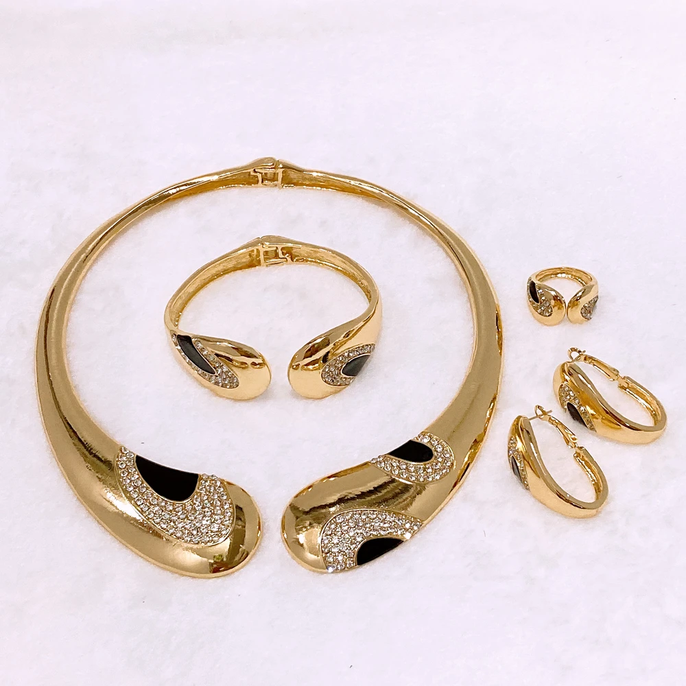 Yulaili Dubai позолоченный комплект ювелирных изделий изогнутый черный оникс кристалл инкрустированный ожерелье серьги браслет кольцо для женщин вечер I00025
Yulaili Dubai позолоченный комплект ювелирных изделий изогнутый черный оникс кристалл инкрустированный ожерелье серьги браслет кольцо для женщин вечер I00025