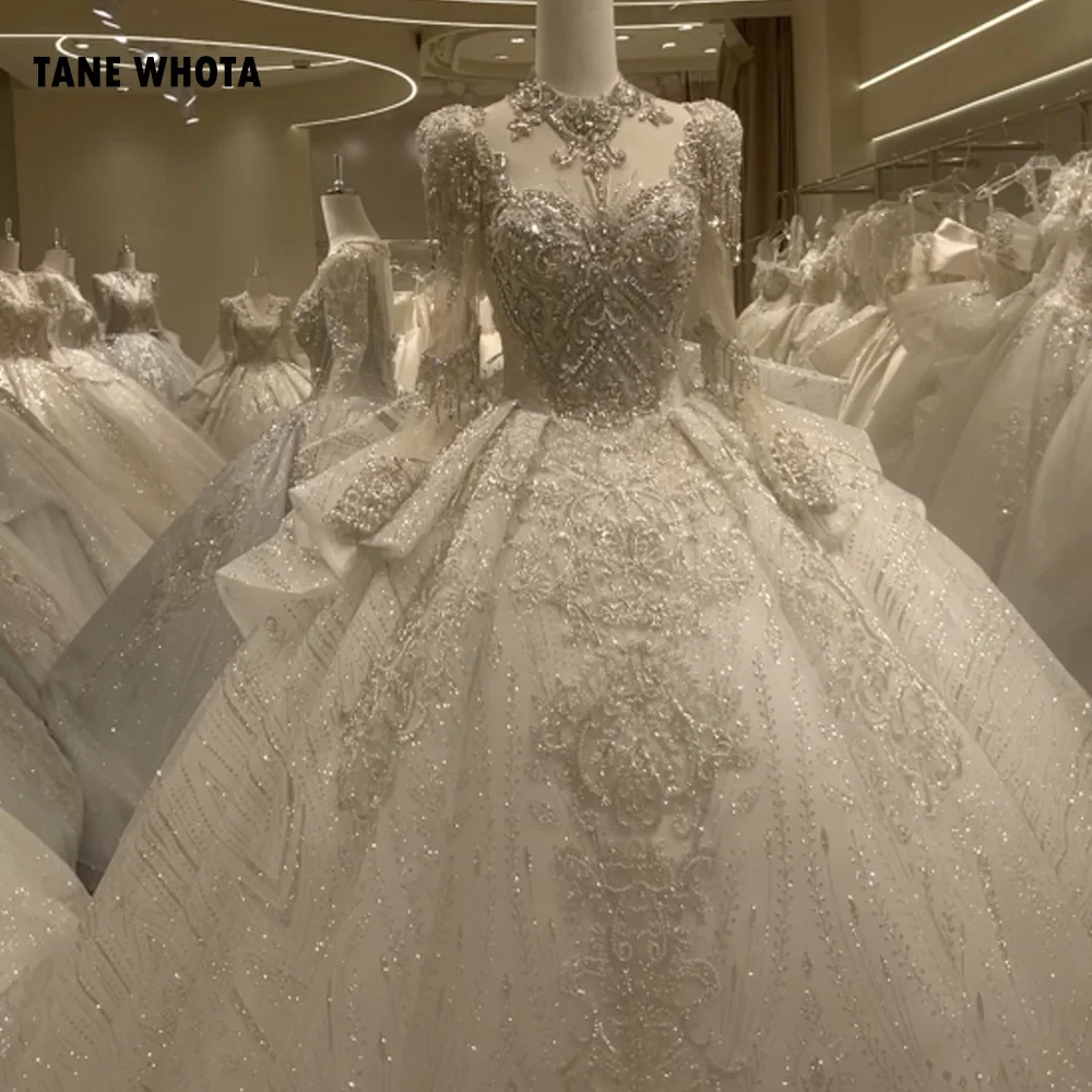 Abito Sposa 2025 High Long Sleeve Lace Up Keyhole Back Ball Gown Sequined Beading Embroidery Bow Customized Wedding Dress
Abito Sposa 2025 High Long Sleeve Lace Up Keyhole Back Ball Gown Sequined Beading Embroidery Bow Customized Wedding Dress