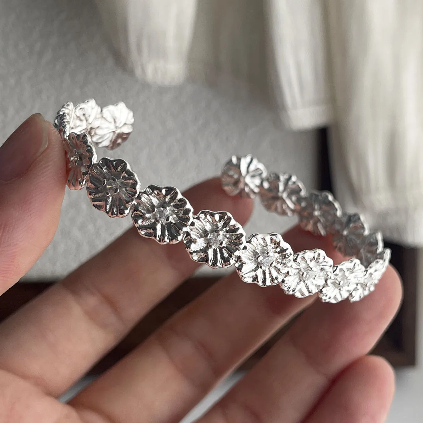 100% Solid 925 Sterling Silver Retro Bracelet for Women Men Vintage Handmade Belt Bracelet Birthday Gift
100% Solid 925 Sterling Silver Retro Bracelet for Women Men Vintage Handmade Belt Bracelet Birthday Gift