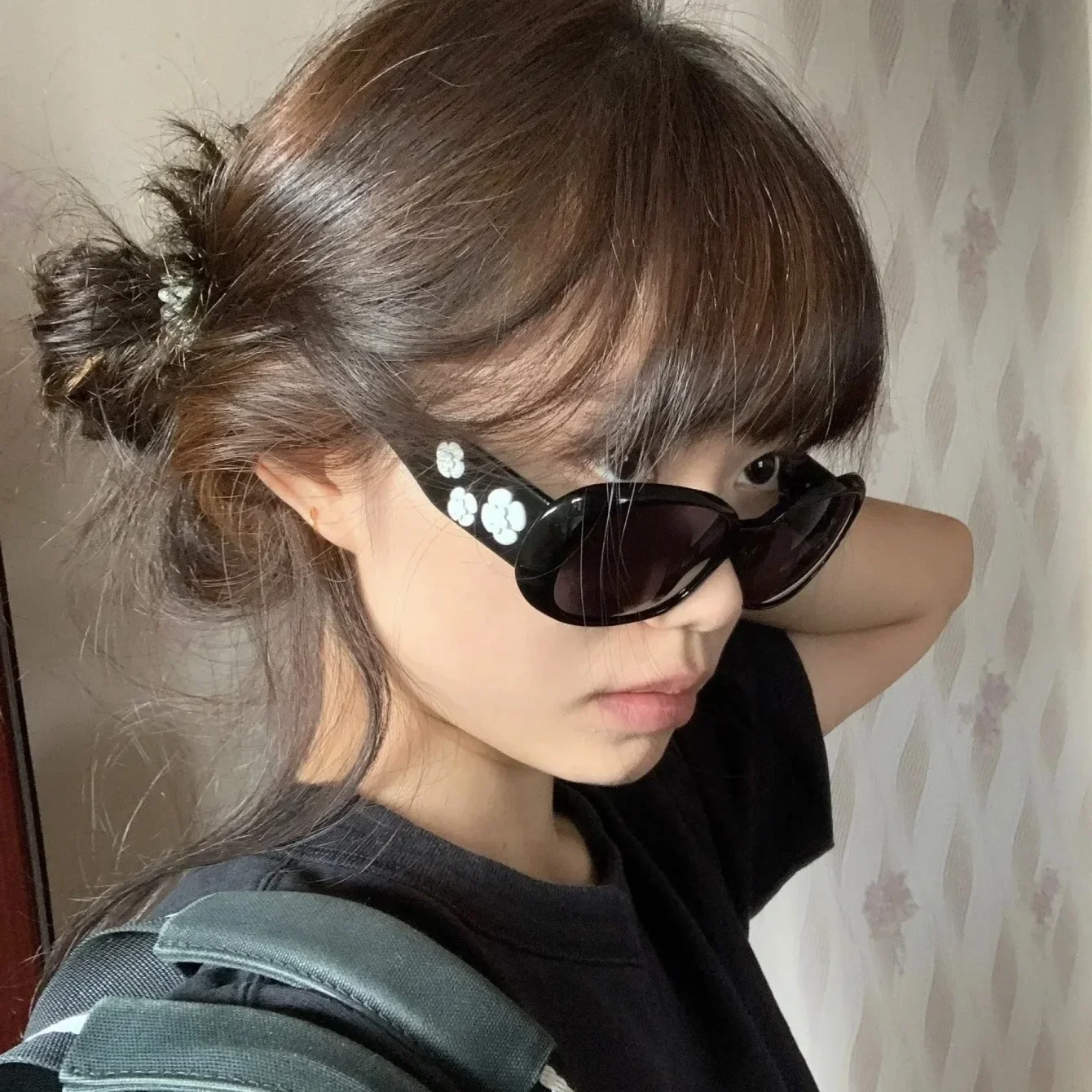 Medieval retro camellia black and white with sunglasses women's anti-ultraviolet outdoor all-black sunglasses trend simple
Medieval retro camellia black and white with sunglasses women's anti-ultraviolet outdoor all-black sunglasses trend simple