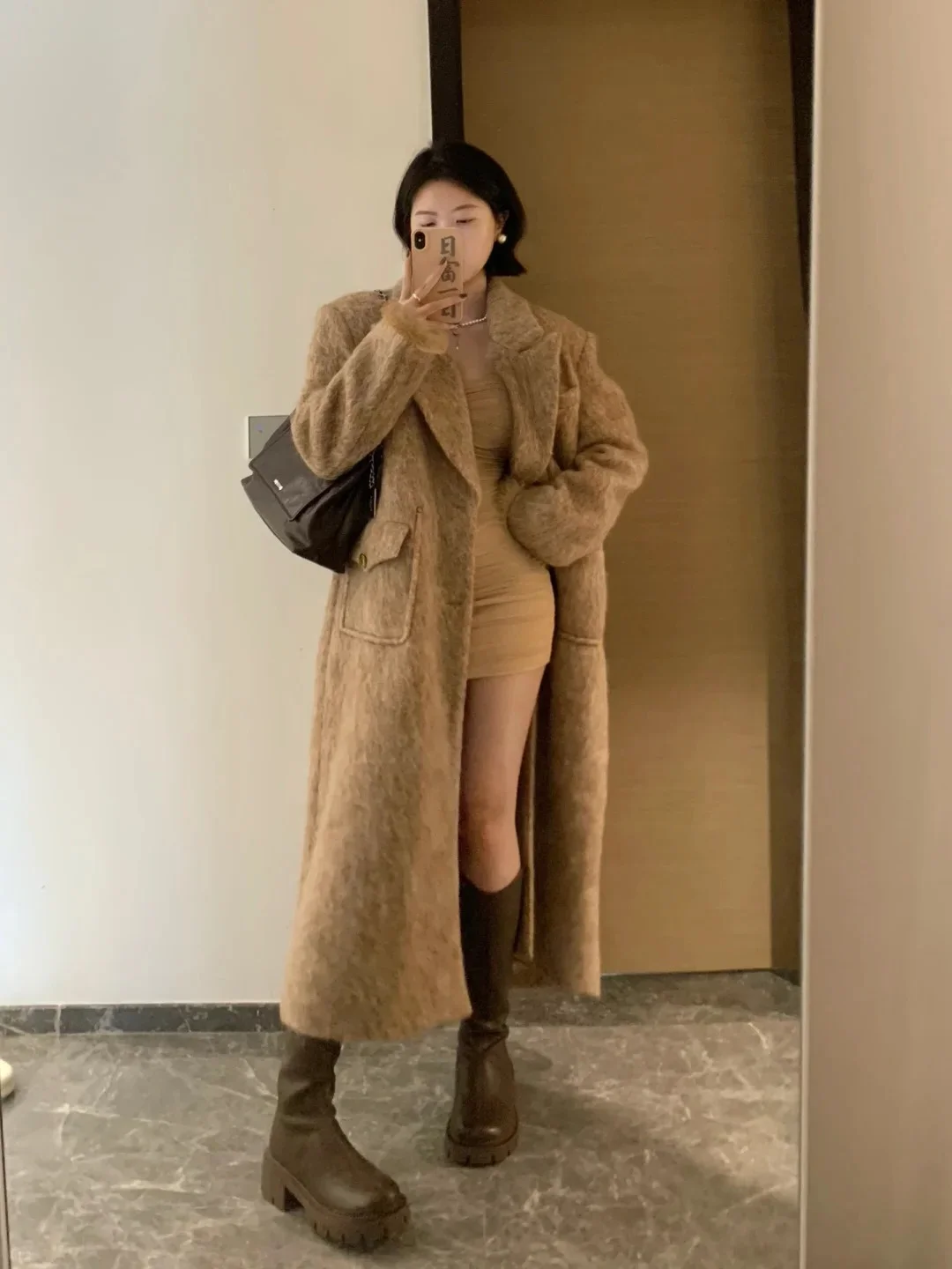 Новое женское зимнее длинное шерстяное пальто в стиле ретро, утепленное, свободного кроя, в корейском стиле, из полиэфирного волокна, в стиле Хепберн
Новое женское зимнее длинное шерстяное пальто в стиле ретро, утепленное, свободного кроя, в корейском стиле, из полиэфирного волокна, в стиле Хепберн