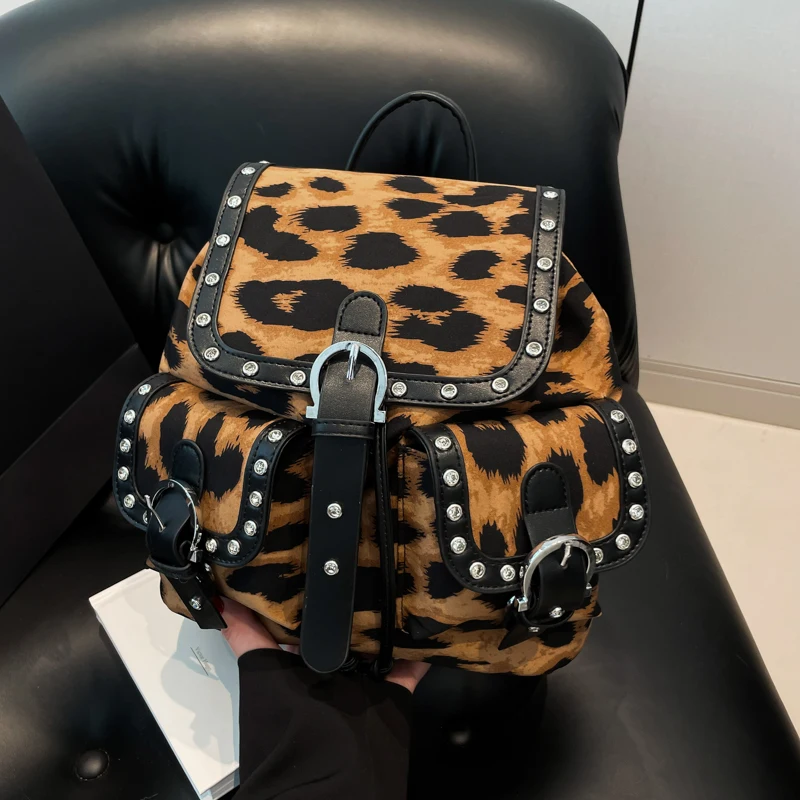 Rivet Casual Women Backpack Trend Shoulder Crossbody Bag For Lady Designer Handbag Vintage Leopard Pinting Nylon Anti Theft Back
Rivet Casual Women Backpack Trend Shoulder Crossbody Bag For Lady Designer Handbag Vintage Leopard Pinting Nylon Anti Theft Back