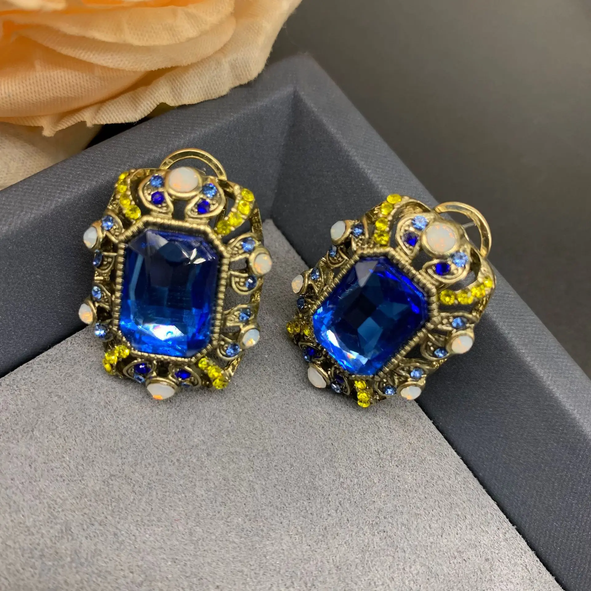 Vintage Deep Blue Stone Stud Earrings For Women Jewelry Runway Party T Show Fancy Trendy Boho INS Japan
Vintage Deep Blue Stone Stud Earrings For Women Jewelry Runway Party T Show Fancy Trendy Boho INS Japan