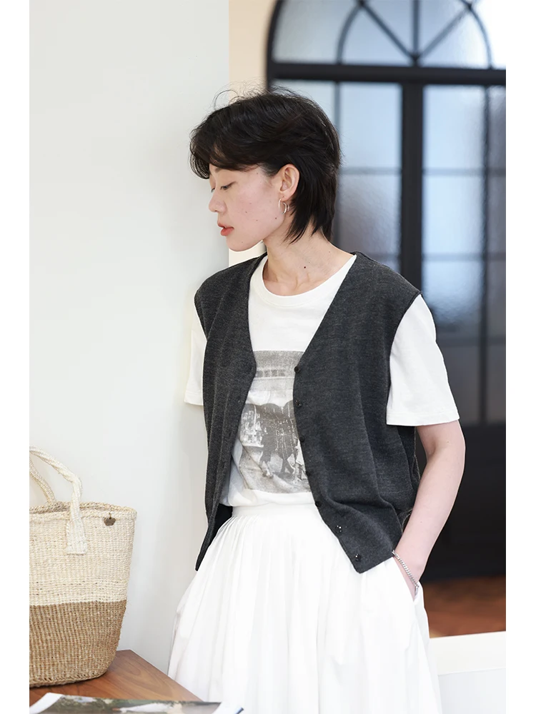 Ретро-кардиган с V-образным вырезом, вязаный, женский, шерстяной, для многослойных образов, весна 2026, повседневный, прямого кроя, без рукавов
Ретро-кардиган с V-образным вырезом, вязаный, женский, шерстяной, для многослойных образов, весна 2026, повседневный, прямого кроя, без рукавов