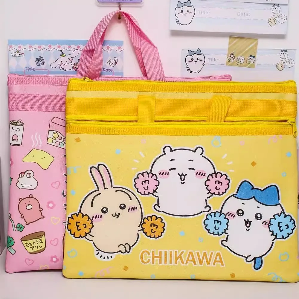 Chiikawa Tutoring Bags Handbag Leather A4 Bags Cartoon Hachiware Usagi File Bags Double Zipper Storage Bags Girl Gifts 
Chiikawa Tutoring Bags Handbag Leather A4 Bags Cartoon Hachiware Usagi File Bags Double Zipper Storage Bags Girl Gifts