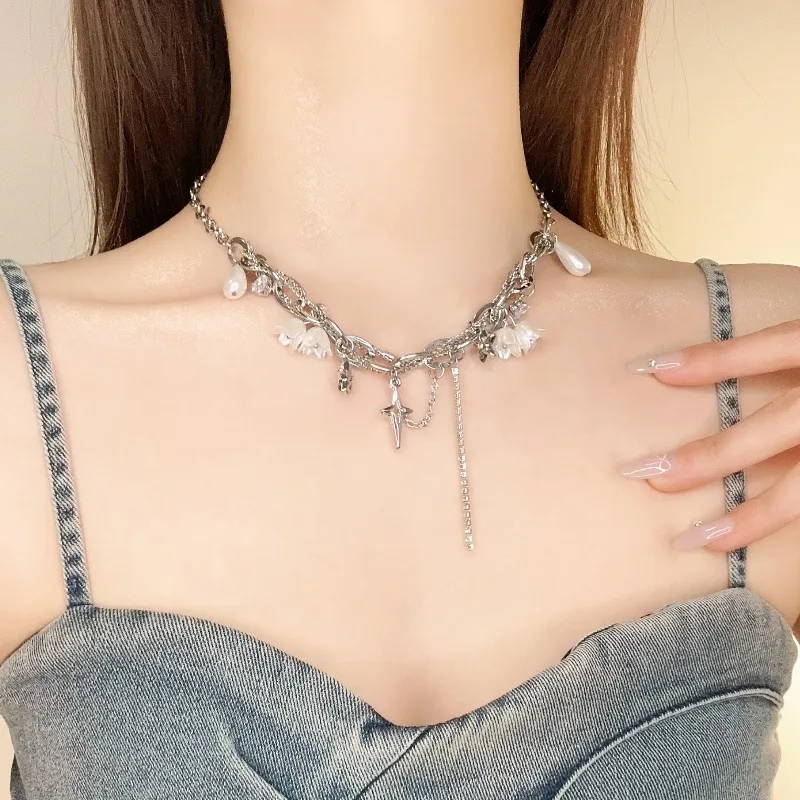 2024 spring and summer flower fringed necklace women's light luxury niche high-end pearl water drop neck chain choker collarbone
2024 spring and summer flower fringed necklace women's light luxury niche high-end pearl water drop neck chain choker collarbone