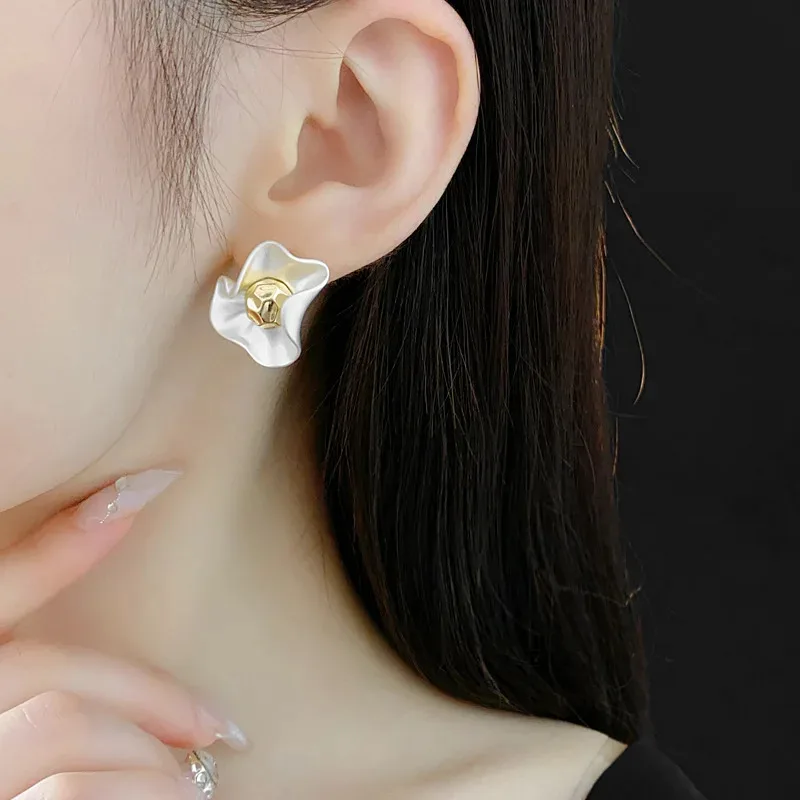 Silver round Ear Studs Fashion Temperament Earrings for Women Party Luxury Earrings Gift
Silver round Ear Studs Fashion Temperament Earrings for Women Party Luxury Earrings Gift