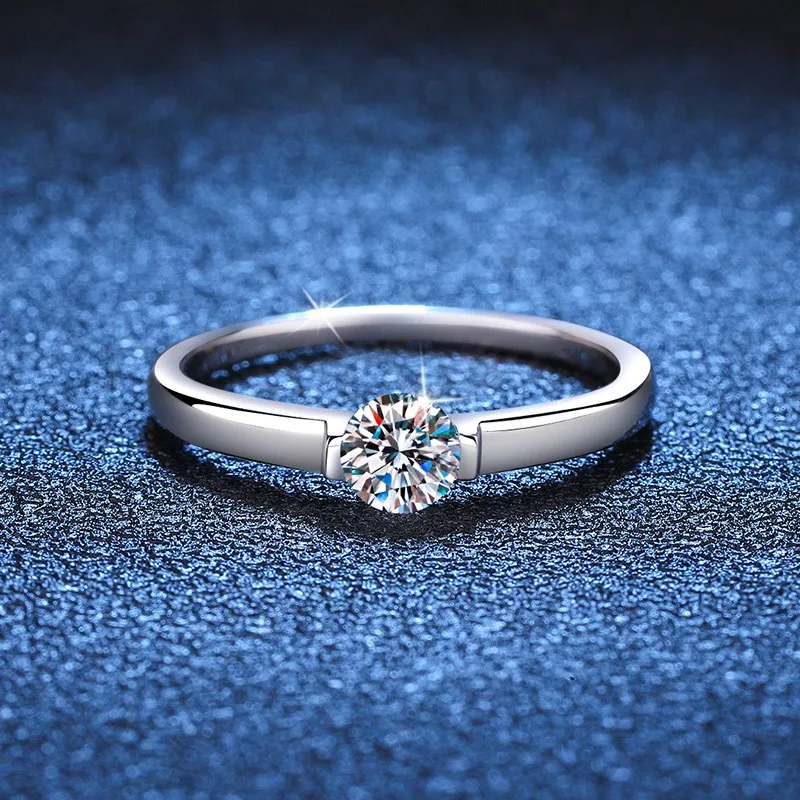 JR005 Lefei Fashion Trendy Luxury Classic Simple Single 0.5ct Moissanite Ring Women 925 Sterling Silver Party Jewelry Match-all
JR005 Lefei Fashion Trendy Luxury Classic Simple Single 0.5ct Moissanite Ring Women 925 Sterling Silver Party Jewelry Match-all