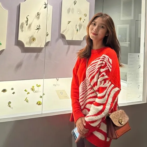 Color Blo Knitted Sweater Loose Fit Comfortable Korean Sle Outerwear Eye ching Good for Spring Autumn Winter
Color Blo Knitted Sweater Loose Fit Comfortable Korean Sle Outerwear Eye ching Good for Spring Autumn Winter