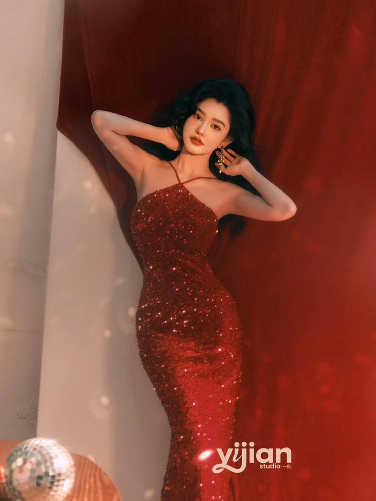 Red Atmosphere Sensation Long Sequin Dress Indoor Studio Vintage Fashion Personal Portrait Clothing Stage Costume Women
Red Atmosphere Sensation Long Sequin Dress Indoor Studio Vintage Fashion Personal Portrait Clothing Stage Costume Women