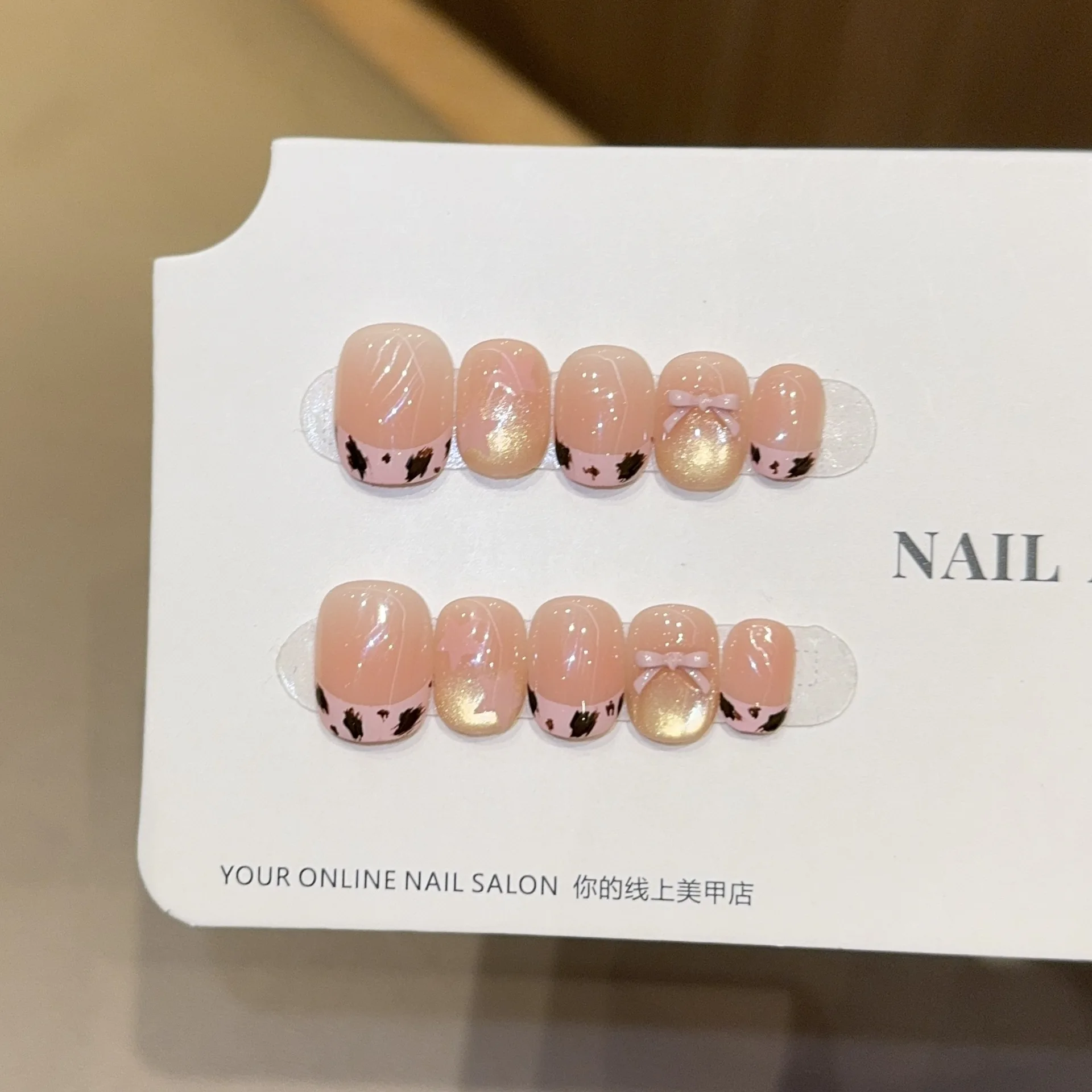 10 шт., короткие накладные ногти ручной работы, кошачий глаз, сладкий розовый леопардовый принт, французский дизайн с бантом, накладные ногти, носимые накладные ногти для девочек
10 шт., короткие накладные ногти ручной работы, кошачий глаз, сладкий розовый леопардовый принт, французский дизайн с бантом, накладные ногти, носимые накладные ногти для девочек