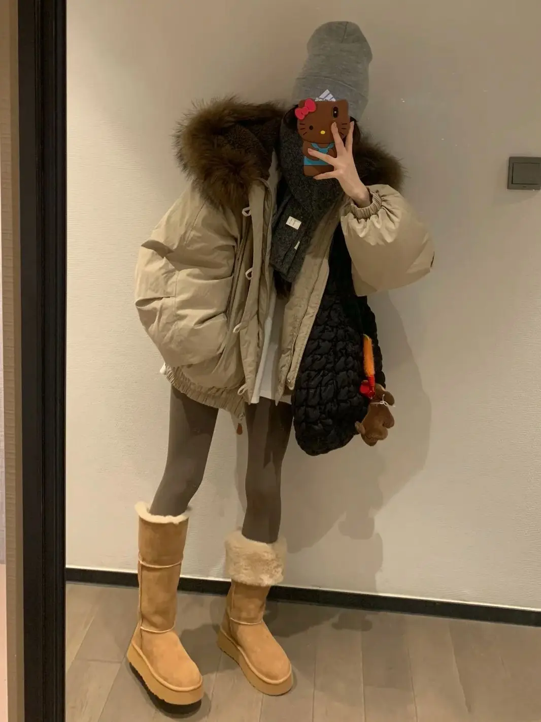 Парка женская осенняя, с геометрическим узором, на шерстяной подкладке, с широкими рукавами реглан, круглым вырезом, с комбинированными вставками, на хлопковой подкладке, дышащая, объемная, из софтшелла, с капюшоном, для офиса
Парка женская осенняя, с геометрическим узором, на шерстяной подкладке, с широкими рукавами реглан, круглым вырезом, с комбинированными вставками, на хлопковой подкладке, дышащая, объемная, из софтшелла, с капюшоном, для офиса