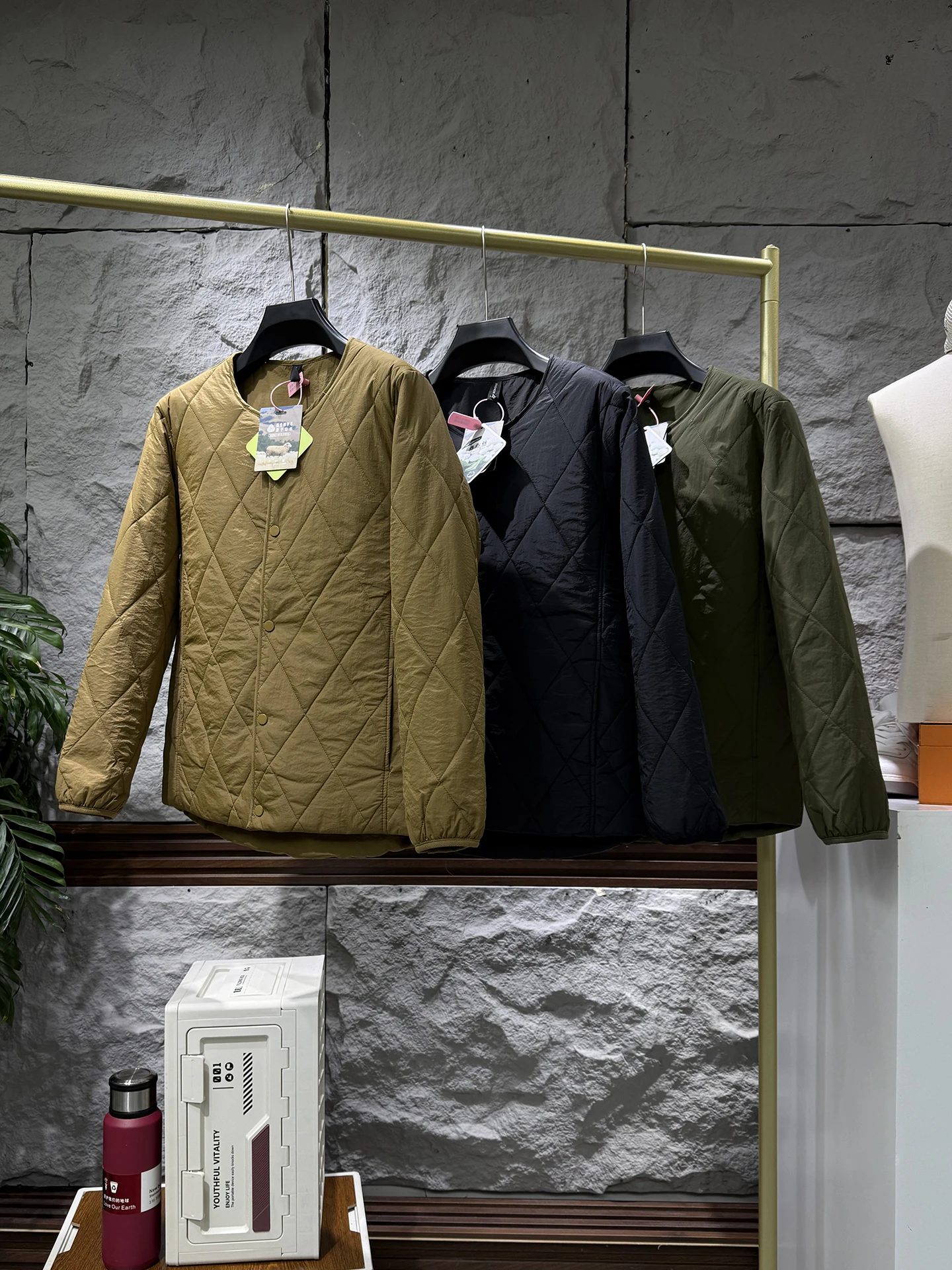 Tech Three-Proof Silk Wool Filled Cotton Jacket Unisex Autumn Winter Warmth Casual Style No Collar Cotton Clothes for Couples
Tech Three-Proof Silk Wool Filled Cotton Jacket Unisex Autumn Winter Warmth Casual Style No Collar Cotton Clothes for Couples