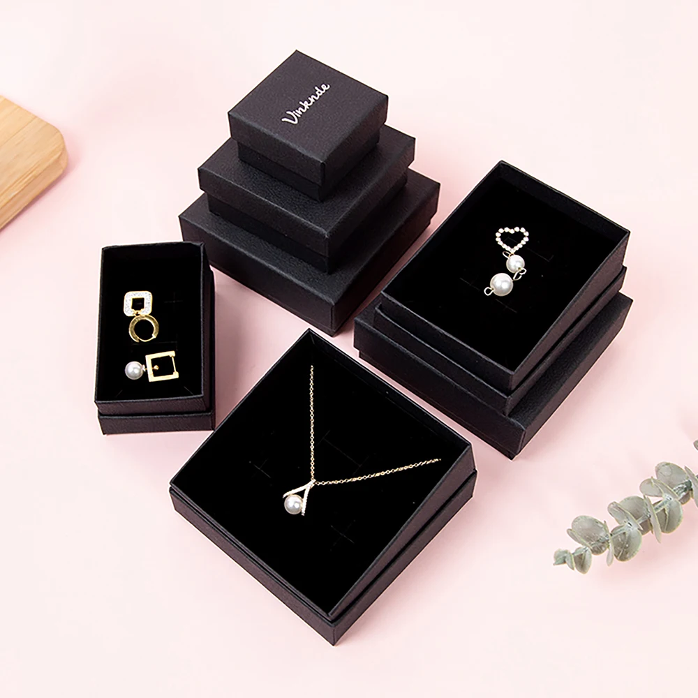 Custom Logo Colorful Cardboard Jewelry Gift Necklace Lid and Base Lychee Pattern Paper Pack Box With Foam Insert Jewelry Boxes
Custom Logo Colorful Cardboard Jewelry Gift Necklace Lid and Base Lychee Pattern Paper Pack Box With Foam Insert Jewelry Boxes