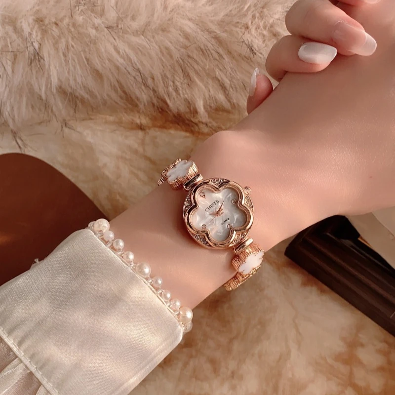 Женские часы, браслет с цветком четырехлистного клевера, элегантные кварцевые часы премиум-класса.
Женские часы, браслет с цветком четырехлистного клевера, элегантные кварцевые часы премиум-класса.