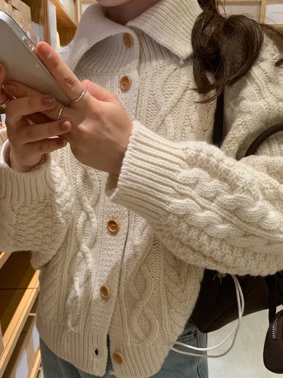 Thiened вязаный свитер на одной пуговице для женщин, шикарный ретро-твист, мягкий уютный дизайн, модный отложной воротник
Thiened вязаный свитер на одной пуговице для женщин, шикарный ретро-твист, мягкий уютный дизайн, модный отложной воротник