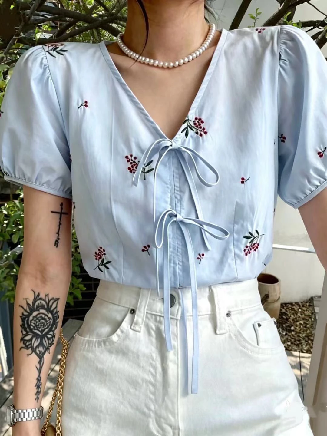 Elegant Embroidered V-neck Bubble Sleeve Shirt Women's Fashion Knot Belted Lace Hem Anti-aging Top Short Shirt
Elegant Embroidered V-neck Bubble Sleeve Shirt Women's Fashion Knot Belted Lace Hem Anti-aging Top Short Shirt