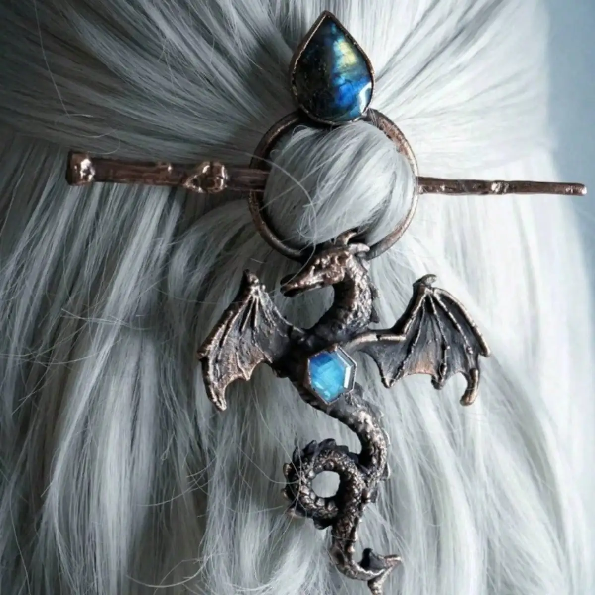 Антикварная бронзовая заколка для волос в виде дракона с переливающимися камнями
Антикварная бронзовая заколка для волос в виде дракона с переливающимися камнями