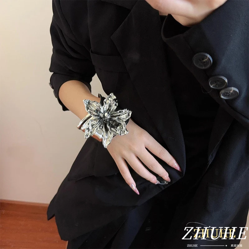 Charming Iris Flower Jewelry Accessory for Women, Stylish Bracelet, Artistic Floral Design, Perfect Female Fashion Jewelry
Charming Iris Flower Jewelry Accessory for Women, Stylish Bracelet, Artistic Floral Design, Perfect Female Fashion Jewelry