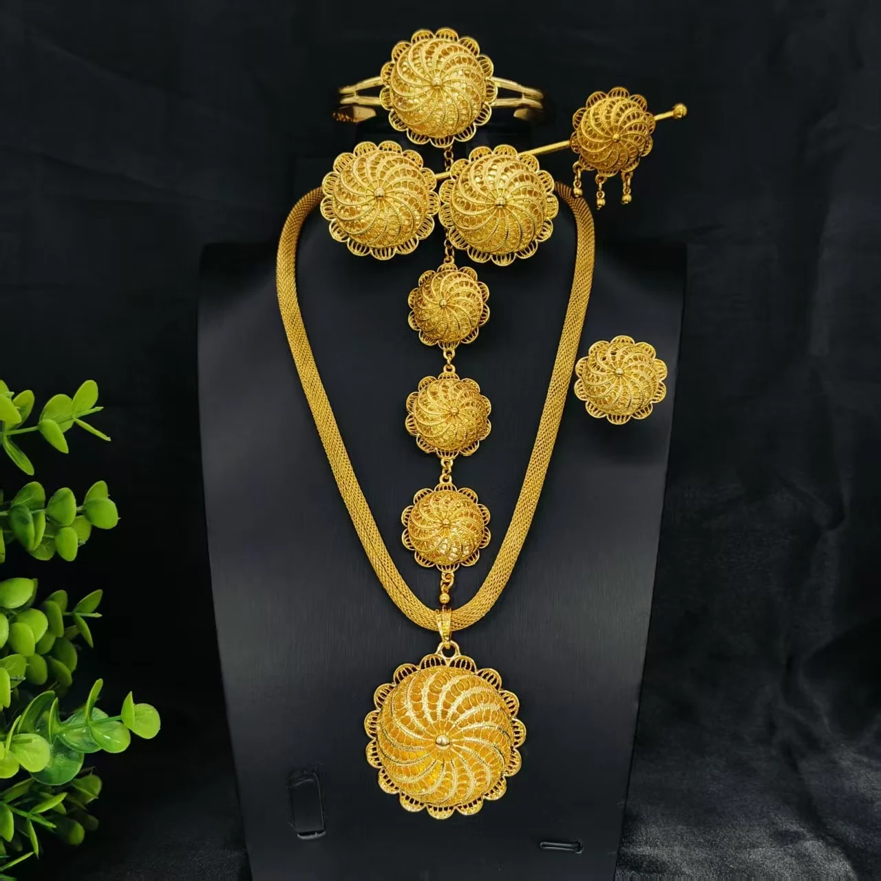 Nigeria Women Luxury Design Necklace Ring Earrings Bangle Hairpin Head Chain Gilding Dubai Africa Bridal Wedding Jewelry Set
Nigeria Women Luxury Design Necklace Ring Earrings Bangle Hairpin Head Chain Gilding Dubai Africa Bridal Wedding Jewelry Set
