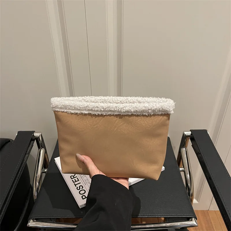 Ins Style Retro Suede Patchwork Large Capacity Clutches for Women Lamb Wool Underarm Bag Versatile Plush Bag Female Fur Handbag
Ins Style Retro Suede Patchwork Large Capacity Clutches for Women Lamb Wool Underarm Bag Versatile Plush Bag Female Fur Handbag