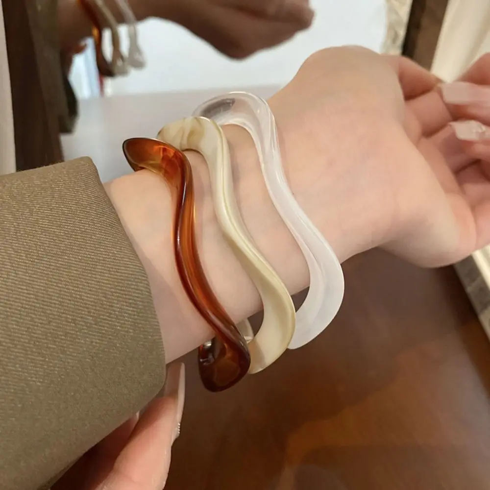 Дизайн меньшинства, блестящий акриловый браслет, винтажный преувеличенный желейный цвет, широкий браслет, ювелирные аксессуары, ретро 
Дизайн меньшинства, блестящий акриловый браслет, винтажный преувеличенный желейный цвет, широкий браслет, ювелирные аксессуары, ретро