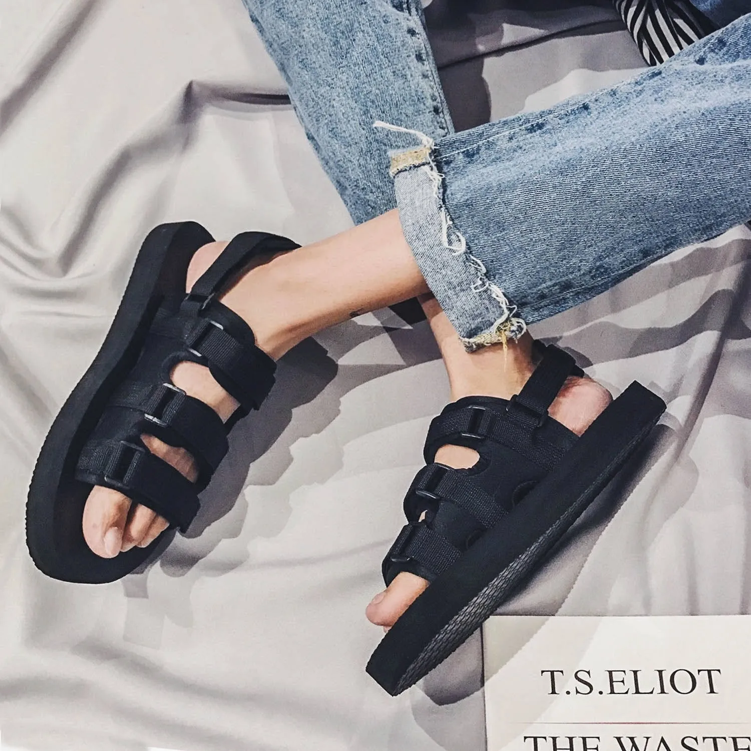 Men's Shock Absorption Slip-On Summer Sandals Casual Breathable Mesh Upgraded Version Closure Fashionable Beach Shoes
Men's Shock Absorption Slip-On Summer Sandals Casual Breathable Mesh Upgraded Version Closure Fashionable Beach Shoes