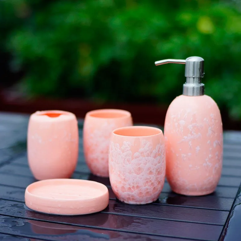 Современный набор для ванной комнаты: розовый керамический дозатор для лосьона с тисненым цветочным узором, стакан для ополаскивания, мыльница, аксессуары для ванной.
Современный набор для ванной комнаты: розовый керамический дозатор для лосьона с тисненым цветочным узором, стакан для ополаскивания, мыльница, аксессуары для ванной.