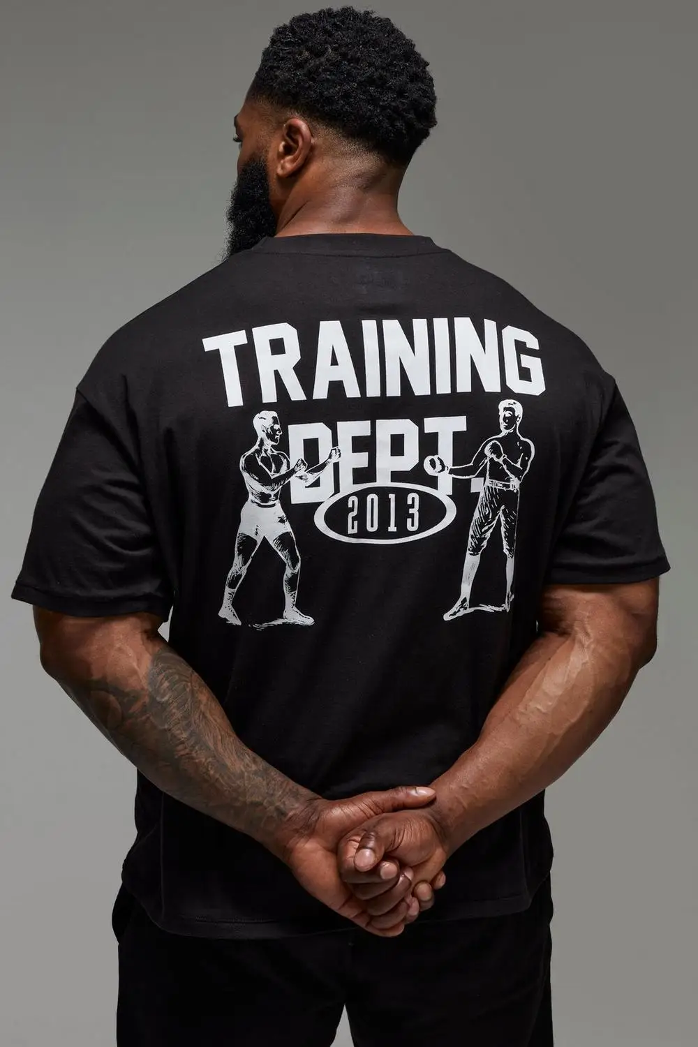 Летняя спортивная футболка с короткими рукавами и удобной мужской одеждой, идеально подходящая для любителей фитнеса и искателей приключений на свежем воздухе. 
Летняя спортивная футболка с короткими рукавами и удобной мужской одеждой, идеально подходящая для любителей фитнеса и искателей приключений на свежем воздухе.