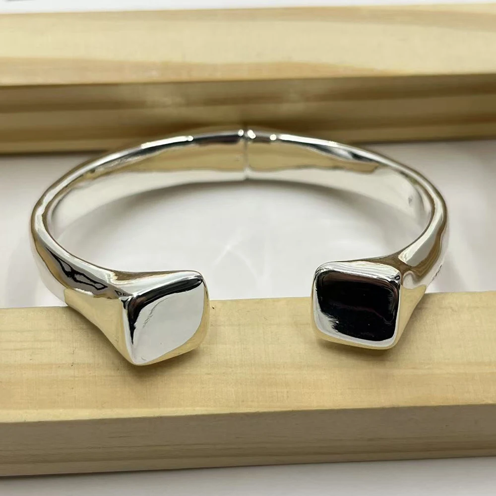 European New Fashionable High Quality Square Opening Bracelet, Suitable for Women's Accessories, New Year's Gift for Friends
European New Fashionable High Quality Square Opening Bracelet, Suitable for Women's Accessories, New Year's Gift for Friends