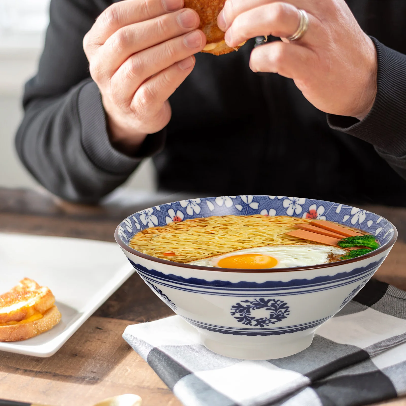 Large Capacity Vintage Japanese Ceramic Ramen Bowl 7-Inch Umbrella Shape Underglaze Porcelain Rice Bowl 
Large Capacity Vintage Japanese Ceramic Ramen Bowl 7-Inch Umbrella Shape Underglaze Porcelain Rice Bowl