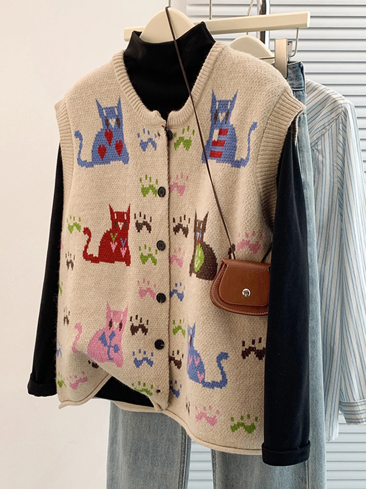 Artistic Cartoon Embroidered Knitted Vest Large Size Women's Fashionable Sleeveless Shoulder Pad Sweater Outerwear
Artistic Cartoon Embroidered Knitted Vest Large Size Women's Fashionable Sleeveless Shoulder Pad Sweater Outerwear