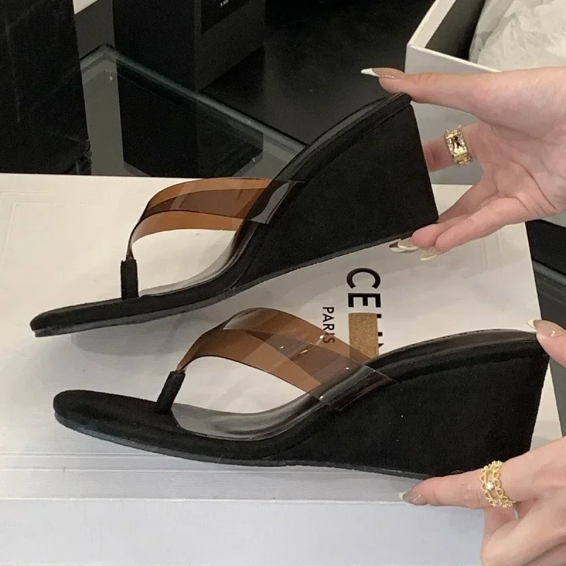 2025 New Fashion Round Clip Toe PVC Transparent Women Slippers Designer Wedge High Heels Flip Flops Ladies Shoes
2025 New Fashion Round Clip Toe PVC Transparent Women Slippers Designer Wedge High Heels Flip Flops Ladies Shoes