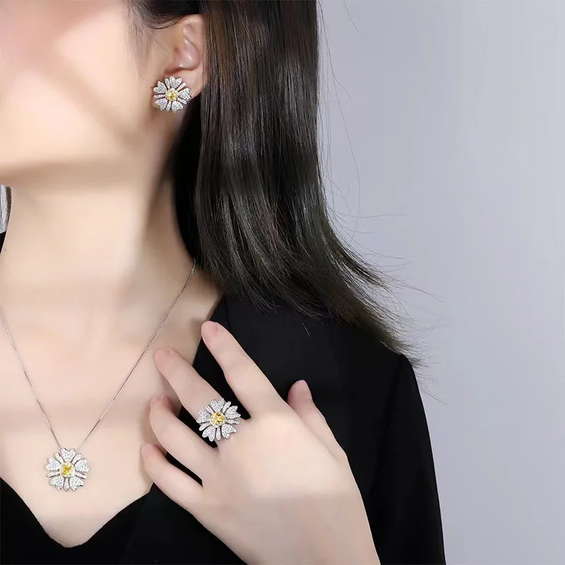 New Style Flower shaped yellow diamond earrings Small daisies micro-studded diamond necklace pendant earrings ring
New Style Flower shaped yellow diamond earrings Small daisies micro-studded diamond necklace pendant earrings ring