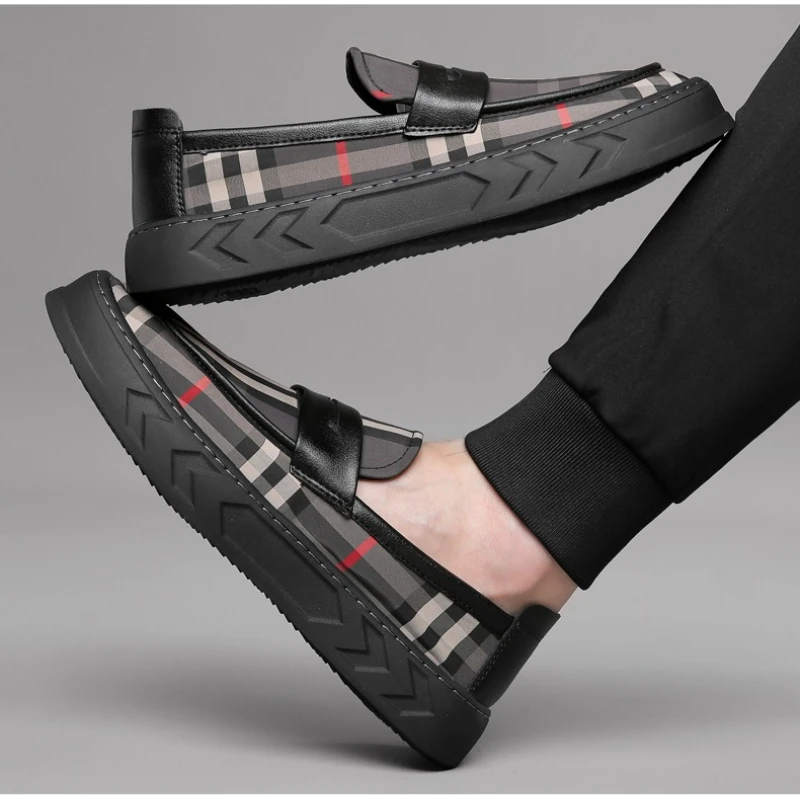Men's Loafers with Checkered and Multi-colored Suitable for All Seasons Lightweight Soft Providing Comfortable Casual Walking .
Men's Loafers with Checkered and Multi-colored Suitable for All Seasons Lightweight Soft Providing Comfortable Casual Walking .