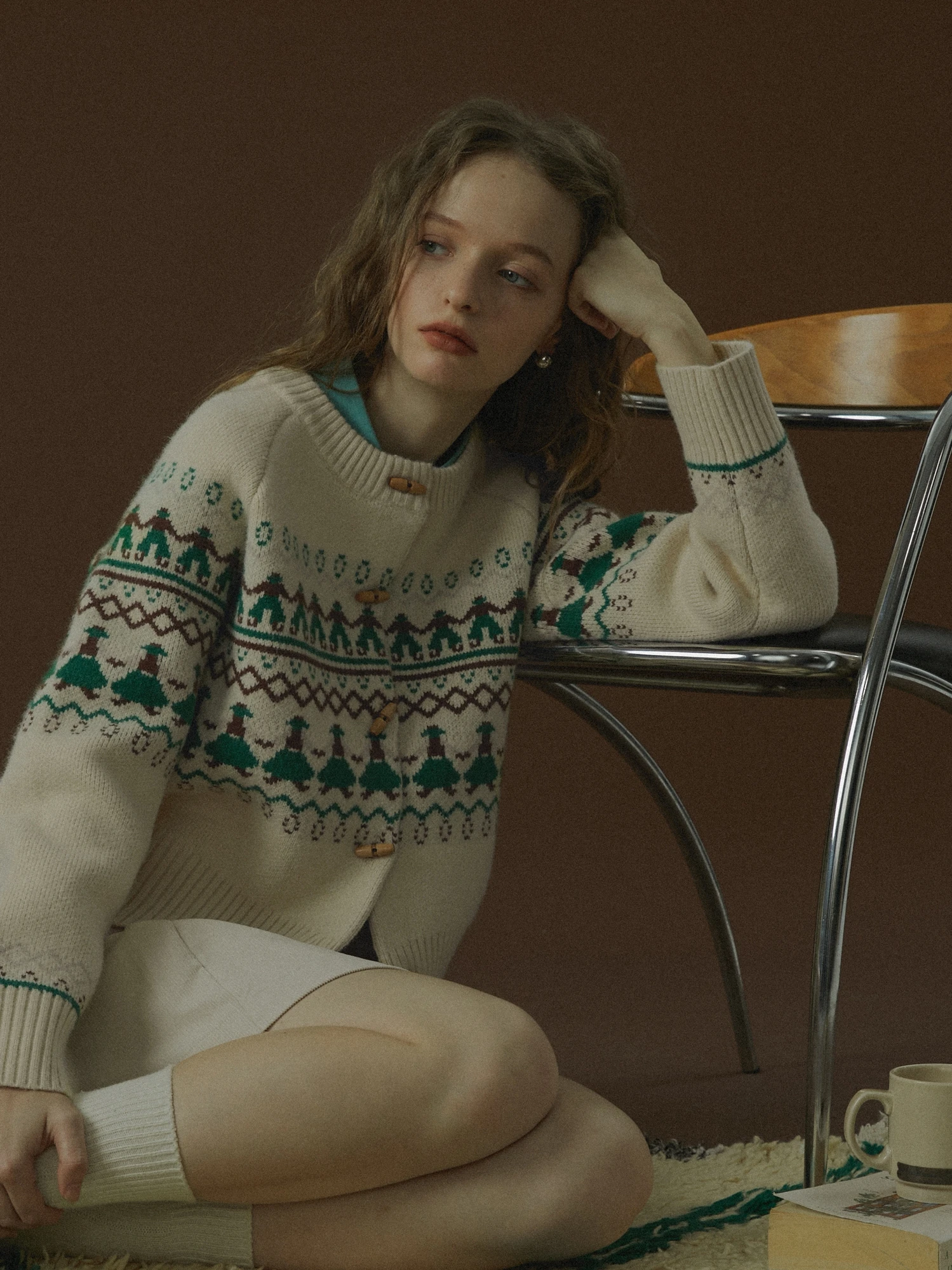 Вязаный кардиган Nordic Sle для женщин, свободный крой, длинный рукав, осенне-зимняя верхняя одежда, мягкий и уютный, модель Island Dancer Figure
Вязаный кардиган Nordic Sle для женщин, свободный крой, длинный рукав, осенне-зимняя верхняя одежда, мягкий и уютный, модель Island Dancer Figure