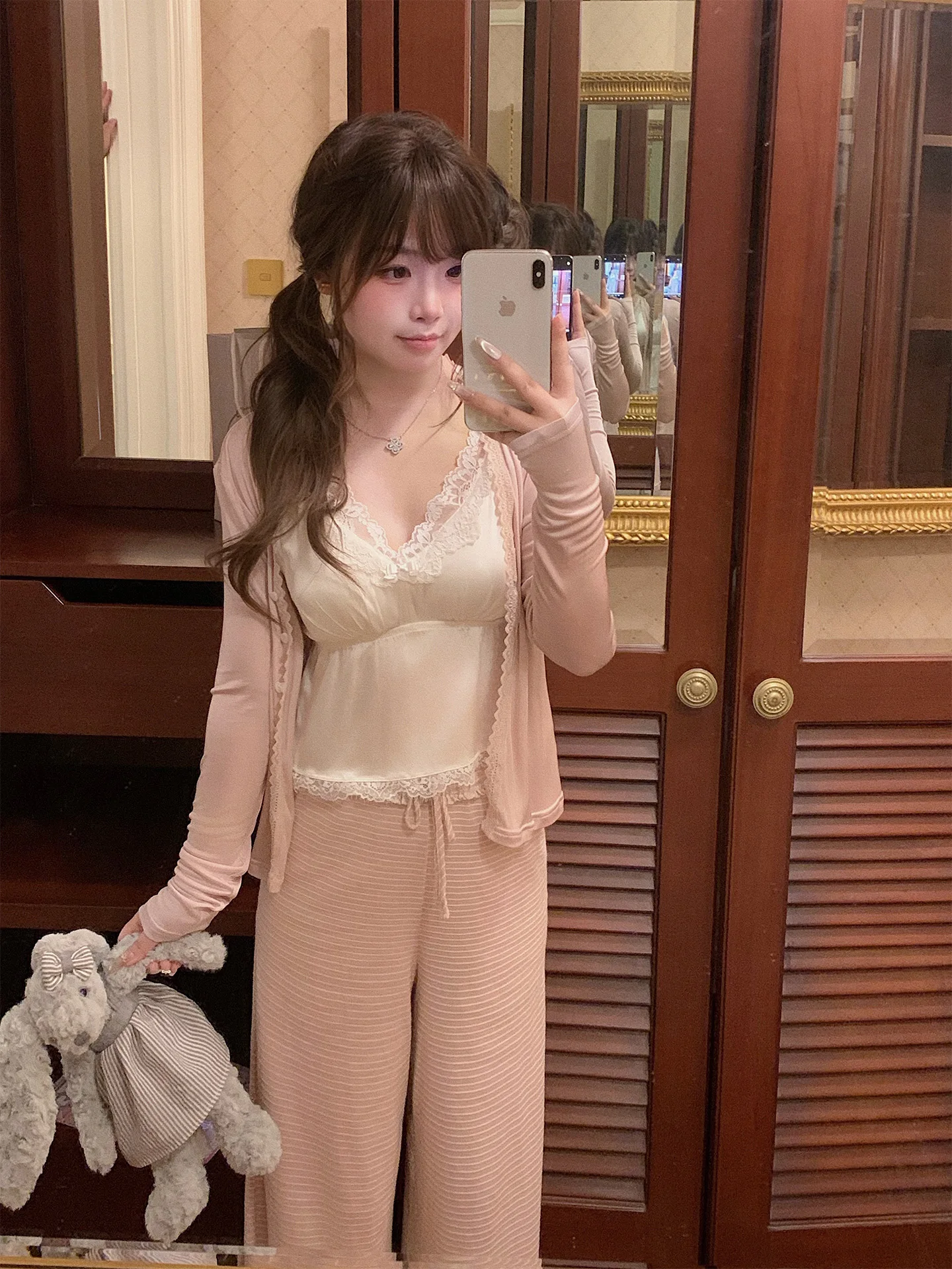 Шелковый топ-майка с кружевной отделкой и атласной подкладкой, нежный, мягкий, из смесового шелка с эластичными волокнами, с цветочным узором, женское нижнее белье
Шелковый топ-майка с кружевной отделкой и атласной подкладкой, нежный, мягкий, из смесового шелка с эластичными волокнами, с цветочным узором, женское нижнее белье