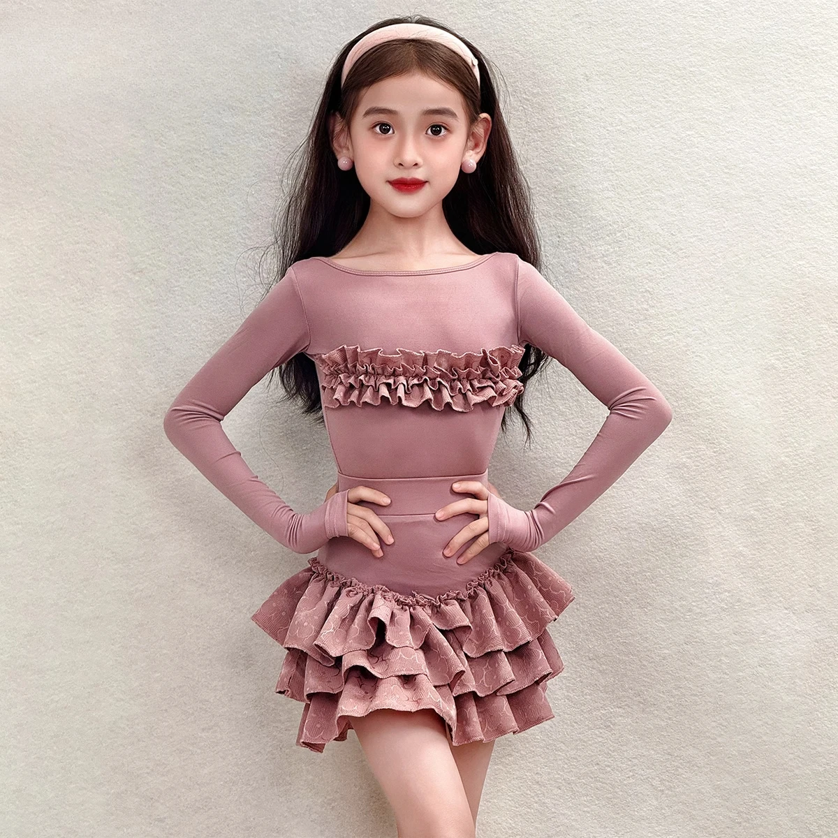 A new high-end pink top training and performance set for children's Latin dance costumes in Spring/Summer 2026
A new high-end pink top training and performance set for children's Latin dance costumes in Spring/Summer 2026
