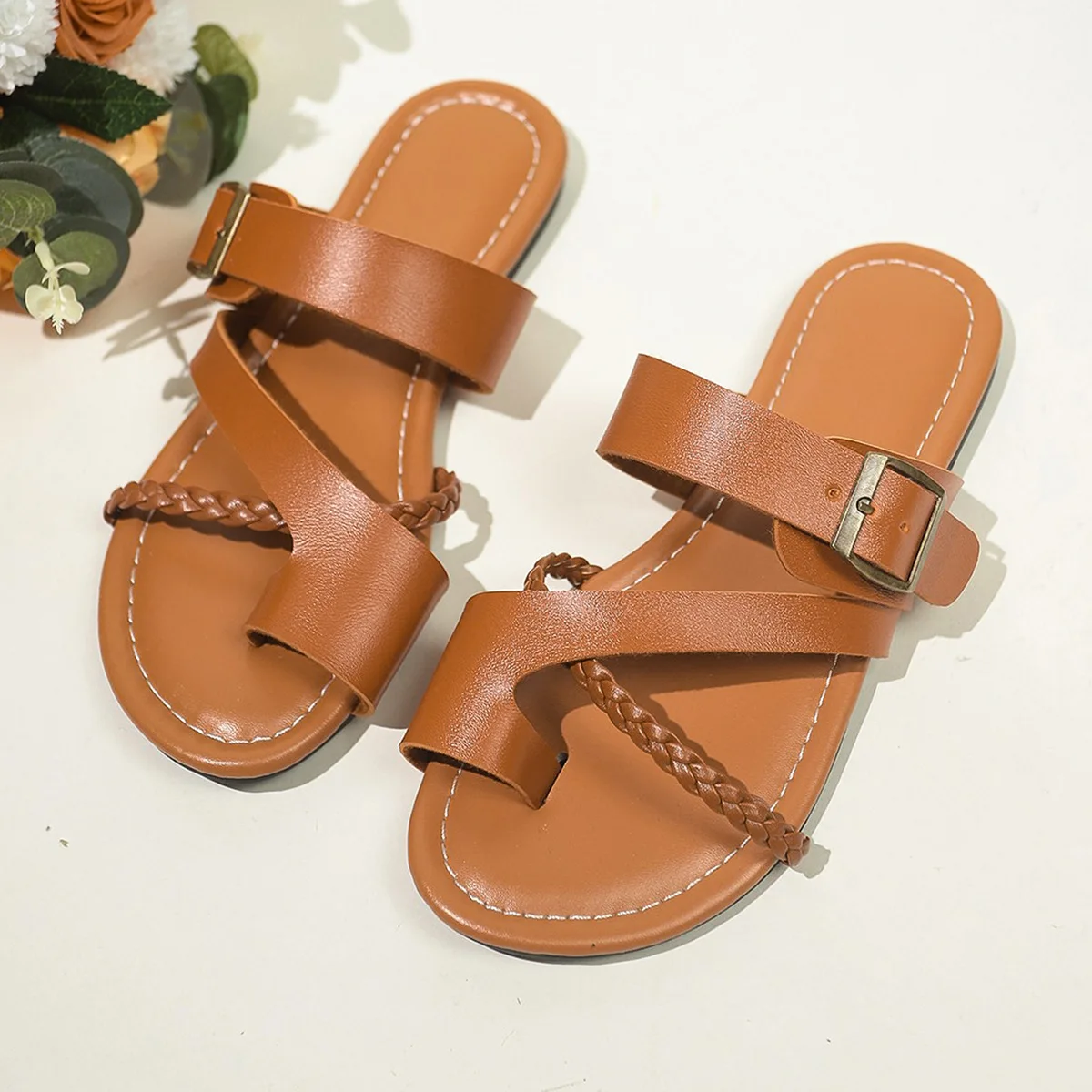 Large-Sized Summer Flip-Flops 2025 Casual Flat-Heeled Women's Slippers with Exposed Toes for Outdoor Wear
Large-Sized Summer Flip-Flops 2025 Casual Flat-Heeled Women's Slippers with Exposed Toes for Outdoor Wear