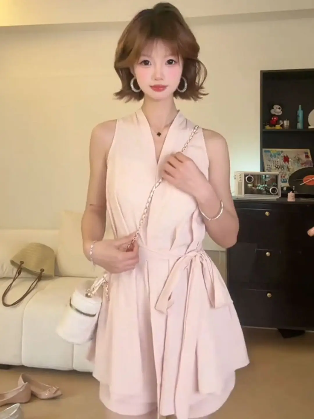 Sweet Pastel Sleeveless Belted Top And Shorts Two-Piece Set Fashionable Slimming Summer Outfit for Young Women High Waist Shorts
Sweet Pastel Sleeveless Belted Top And Shorts Two-Piece Set Fashionable Slimming Summer Outfit for Young Women High Waist Shorts