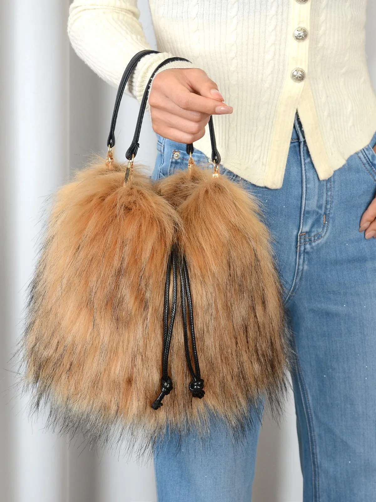 Fashionable Fall Winter Faux Fur Handbag Women's Luxury Bucket Bag Fur Tote Bag Faux Raccoon Fur High-End Handbag
Fashionable Fall Winter Faux Fur Handbag Women's Luxury Bucket Bag Fur Tote Bag Faux Raccoon Fur High-End Handbag