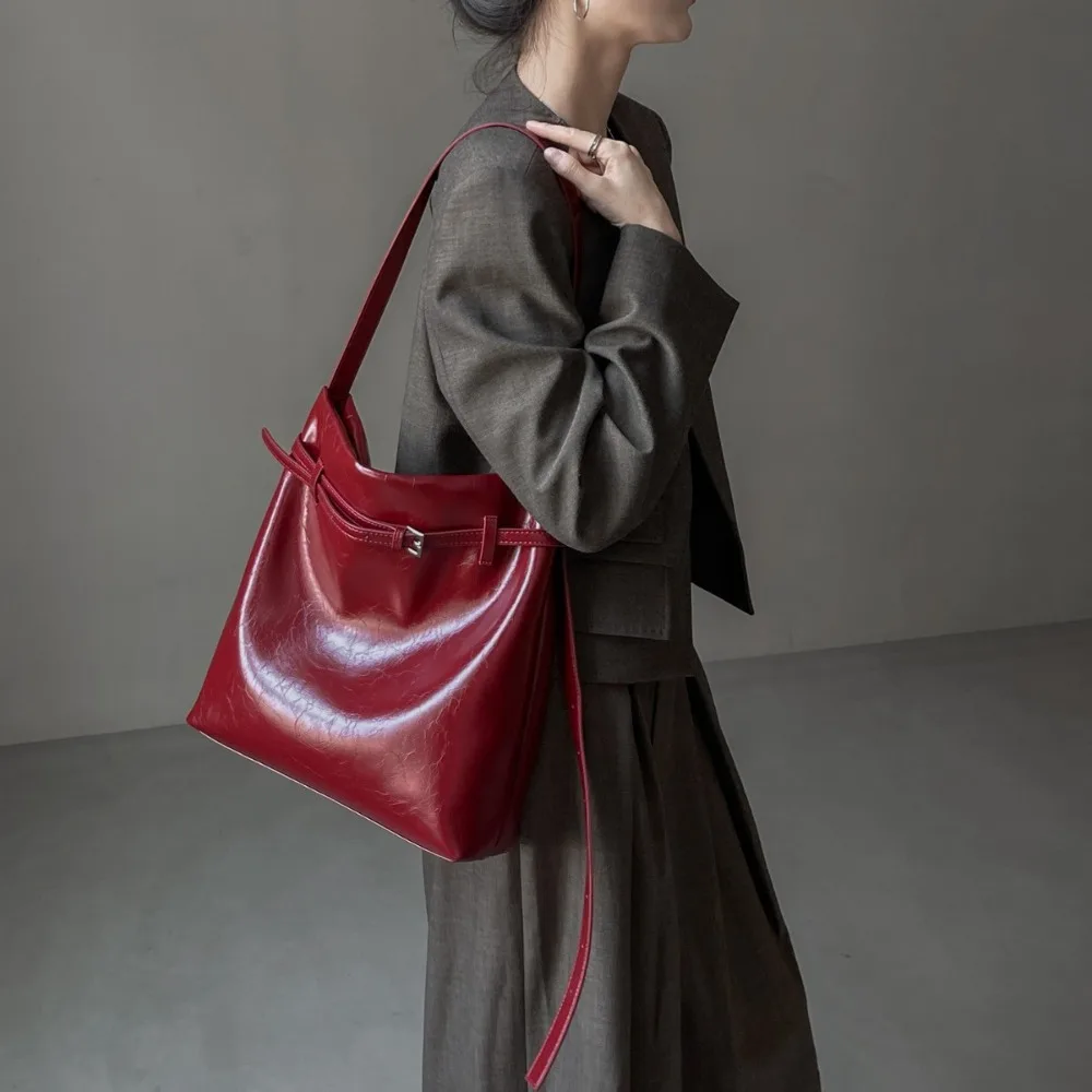 Большая вместительная женская сумка: новая, высококачественная, для повседневного использования, классический ретро-дизайн, нишевая мода, простота, элитность, изысканность на каждый день.
Большая вместительная женская сумка: новая, высококачественная, для повседневного использования, классический ретро-дизайн, нишевая мода, простота, элитность, изысканность на каждый день.