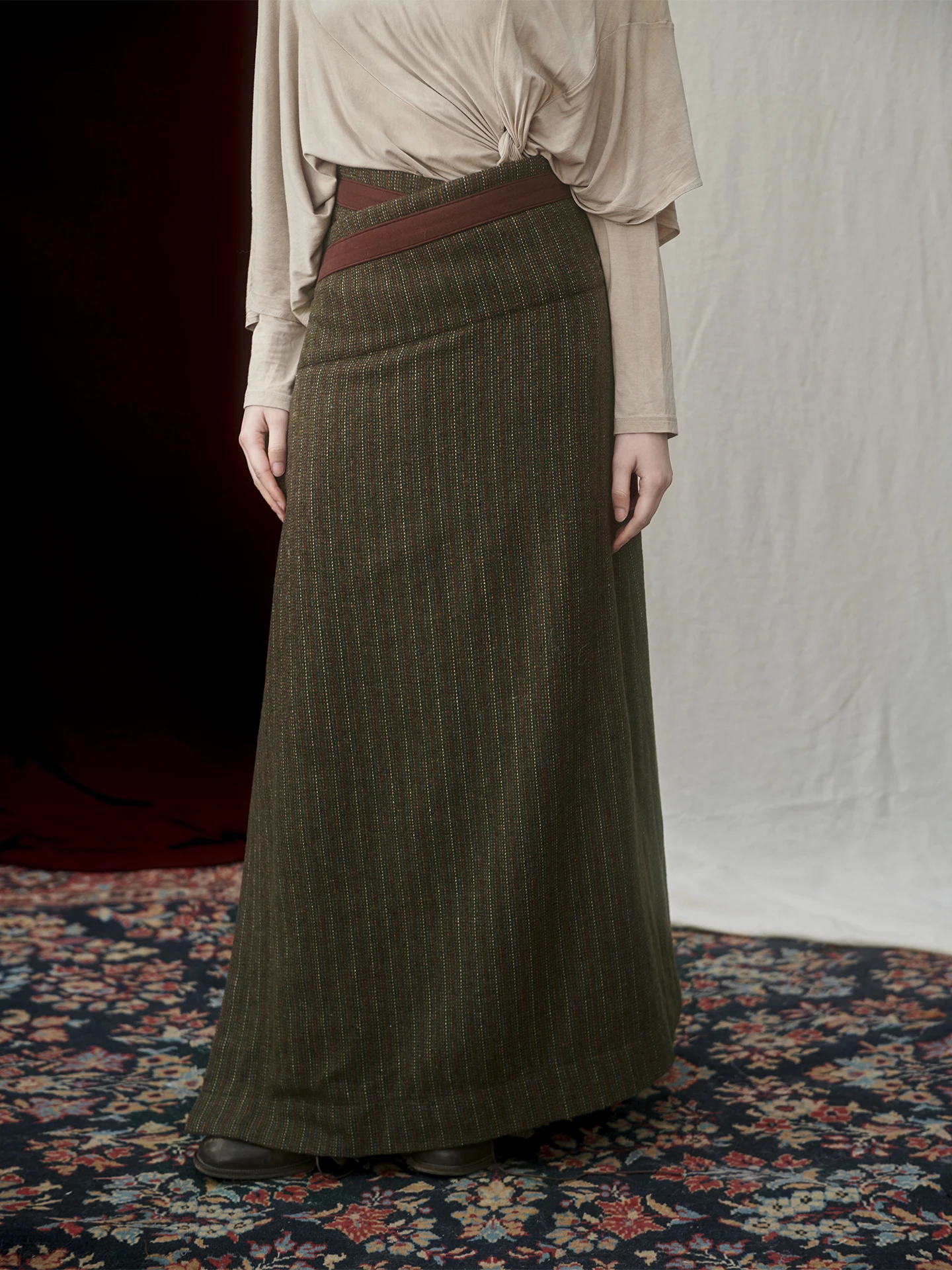 Традиционная тибетская женская юбка А-силуэта с завышенной талией, в полоску, с дизайном на запах, экзотическая этническая мода, полиэстер
Традиционная тибетская женская юбка А-силуэта с завышенной талией, в полоску, с дизайном на запах, экзотическая этническая мода, полиэстер