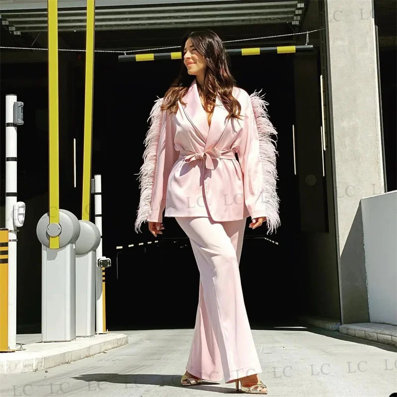 Ostrich Feather Satin High Fashion Women Suits 2 Pieces Blazer Pants Peaked Lapel Tuxedo With Belt Loose Plus Size Costume Homme
Ostrich Feather Satin High Fashion Women Suits 2 Pieces Blazer Pants Peaked Lapel Tuxedo With Belt Loose Plus Size Costume Homme