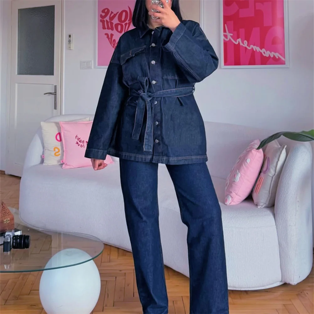 2025 New Women's Clothing European and American Style Fashion Design Sense Flip Collar Strap Denim Coat&Pants Set
2025 New Women's Clothing European and American Style Fashion Design Sense Flip Collar Strap Denim Coat&Pants Set