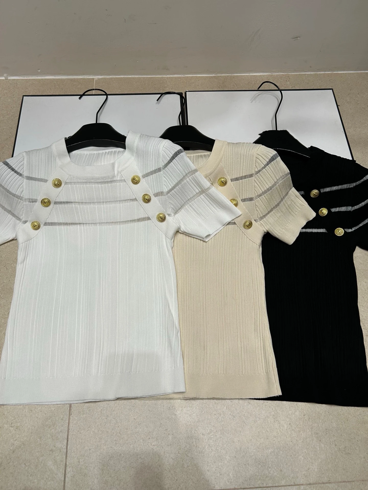 VIBE Trendy Brand Summer New Hollow Metal Stripe Knitted Top Women Short Sleeve round Neck Slim Fit Versatile Elegance Shirt
VIBE Trendy Brand Summer New Hollow Metal Stripe Knitted Top Women Short Sleeve round Neck Slim Fit Versatile Elegance Shirt